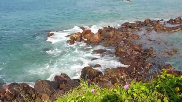 在印度洋岸边明亮的蓝天碧绿的水面上 白浪飞溅在沙滩上 相机缓缓飘扬 没有人 优质Fullhd影片 — 图库视频影像