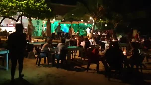 Plajdaki Sri Lanka Mirissa Şehrindeki Gece Kafesinde Pek Çok Insan — Stok video