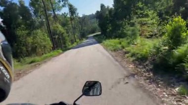 Adam motosiklet sürüyor, kask videonun sol tarafında görünüyor, ve bazen direksiyon ve yol görülebilir, mesajlaşmak için bir yer var, arkadan ateş etmek için. 4k