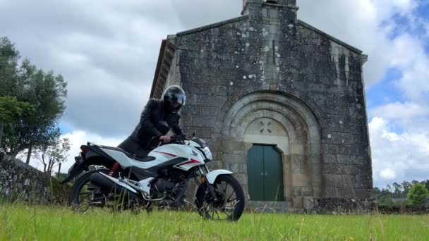 Uomo Giacca Casco Pelle Nera Siede Una Moto Portogallo Sullo — Video Stock