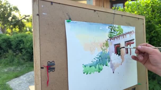 Artista Masculino Adulto Anos Pinta Quadro Olhando Para Sua Casa — Vídeo de Stock