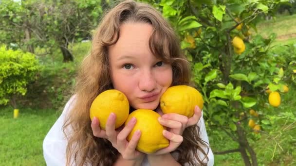 Девушка Подросток Белой Блузке Светлыми Волосами Стоит Фоне Лимонного Дерева — стоковое видео