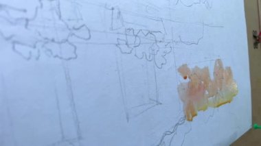 Sanatçı, erkek eliyle doğadaki ilk darbeyi vurmaya hazırlanıyor. Yüksek kalite 4k görüntü