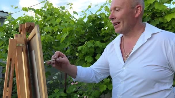 Artista Masculino Adulto Anos Pinta Quadro Olhando Para Sua Casa — Vídeo de Stock