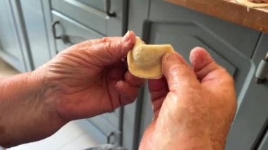 Büyükanne 80 yıldır aşkla köfte hazırlıyor. Ailenin koruyucusu, beyaz bir eşarp takıyor ve mavi bir ceket giyiyor. Mutfakta oturuyor ve meyveli börek ve meyveli börek yapıyor.