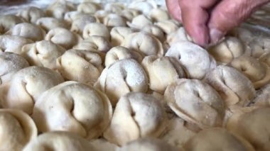 Büyükanne 80 yıldır aşkla köfte hazırlıyor. Ailenin koruyucusu, beyaz bir eşarp takıyor ve mavi bir ceket giyiyor. Mutfakta oturuyor ve meyveli börek ve meyveli börek yapıyor.