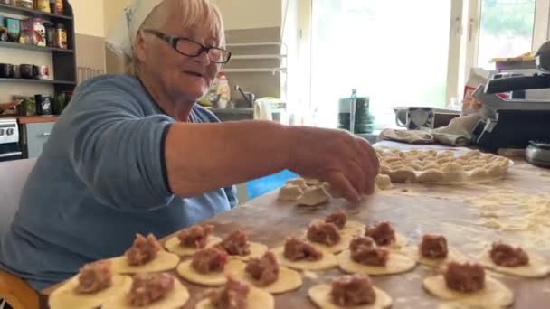 Babička Let Láskou Připravuje Knedlíky Strážkyní Rodiny Nosí Bílou Šálu — Stock video