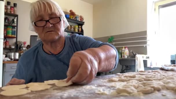 Babička Let Láskou Připravuje Knedlíky Strážkyní Rodiny Nosí Bílou Šálu — Stock video
