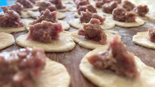 Esculpas Bolinhos Coloca Los Uma Mesa Madeira Monte Deles Eles — Vídeo de Stock