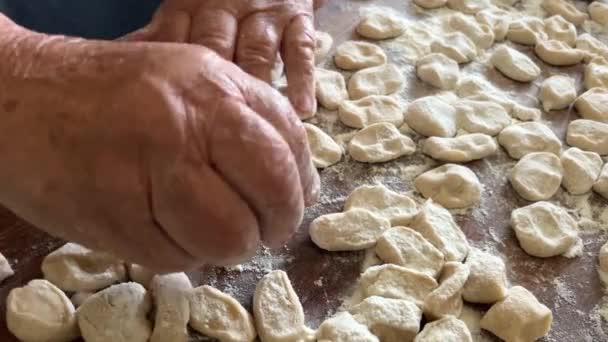 Beeldhouwwerk Knoedels Zet Een Houten Tafel Zijn Veel Van Hen — Stockvideo