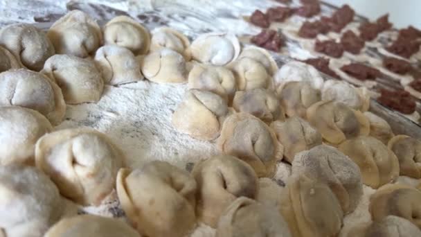 Scolpisce Gnocchi Mette Tavolo Legno Sono Molti Sono Appetitosi Nella — Video Stock