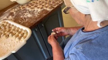 Büyükanne 80 yıldır aşkla köfte hazırlıyor. Ailenin koruyucusu, beyaz bir eşarp takıyor ve mavi bir ceket giyiyor. Mutfakta oturuyor ve meyveli börek ve meyveli börek yapıyor.