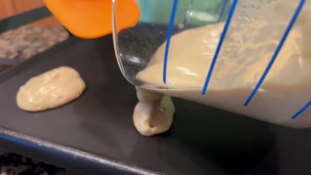 Auf Einer Schwarzen Oberfläche Werden Amerika Kanada Leckere Pfannkuchen Gebacken — Stockvideo