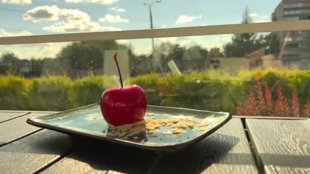 甜点的形式是樱桃或甜樱桃一个大的甜樱桃站在一个盘子里 上面覆盖着糖霜 里面是一个白布丁 高质量的照片 — 图库视频影像