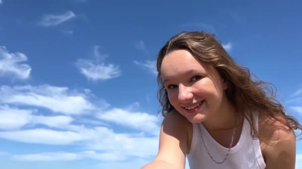 Une Fille Sur Une Mer Chemisier Blanc Aux Cheveux Blonds — Video