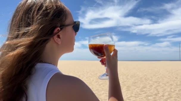 Nastolatka Siedzi Tle Oceanu Lub Morza Jej Rękach Szklankę Mrożonej — Wideo stockowe