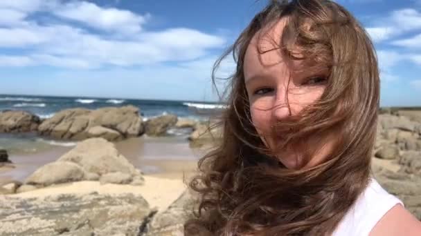 Дівчина Підліток Пляжі Джинсах Футболка Сидить Морі Вирівнює Волосся Вона — стокове відео