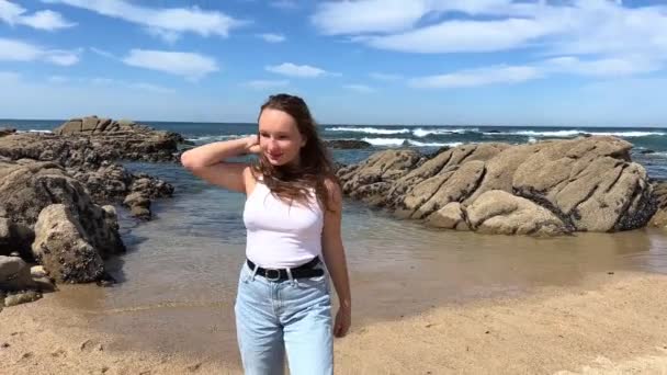 Nastolatka Spaceruje Wzdłuż Plaży Oceanu Atlantyckiego Povoa Virzim Portugalii Podchodzi — Wideo stockowe