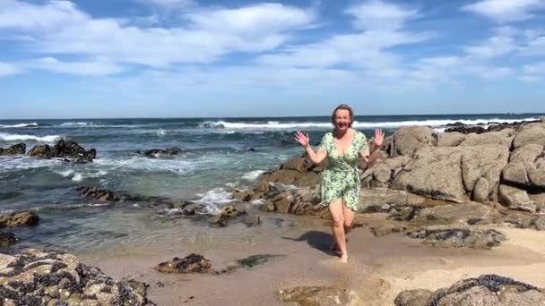 Dorosła Kobieta Krótkiej Sukience Morzu Dorosła Kobieta Kobiecej Sylwetce Stoi — Wideo stockowe