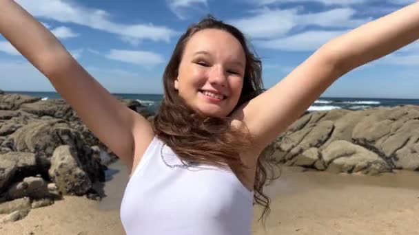 Adolescente Sur Plage Jeans Shirt Assis Sur Mer Redresse Ses — Video