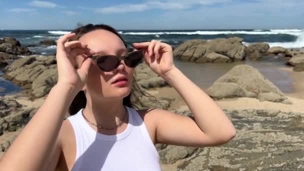 Nastolatka Portugalii Tle Oceanu Atlantyckiego Viana Castelo Wkłada Okulary Przeciwsłoneczne — Wideo stockowe