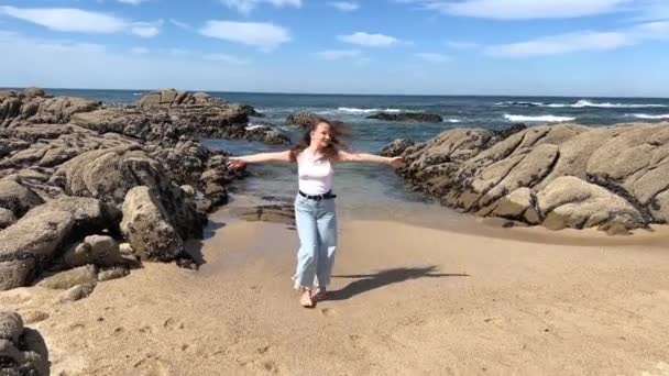 Nastolatka Blond Włosami Białym Shircie Dżinsach Wiruje Tle Oceanu Atlantyckiego — Wideo stockowe