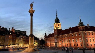 Varşova Polonya 'daki Sigismund sütununda Kral Sigismund bu koloni üzerinde duruyor. Eğer bu kolon çökerse kötü olacak. Bu yüzden her 200 yılda bir akşam 06.24.2022 Varşova' da çekimler değiştirilecek..