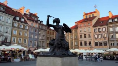 Varşova şehrinin merkezindeki Eski Meydan 'a merkezindeki pazar meydanı, deniz kızı Warshaw' ın sembolü olarak adlandırılır. Yüksek kalite 4k görüntü 23.06.2022 Polonya