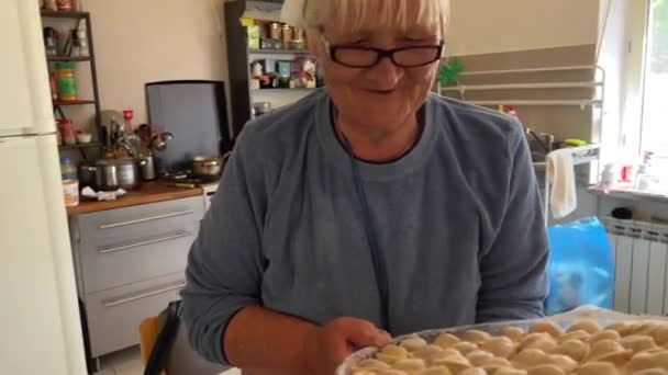 Amables Manos Viejas Una Abuela Anciana Desplegar Masa Que Cocinar — Vídeos de Stock