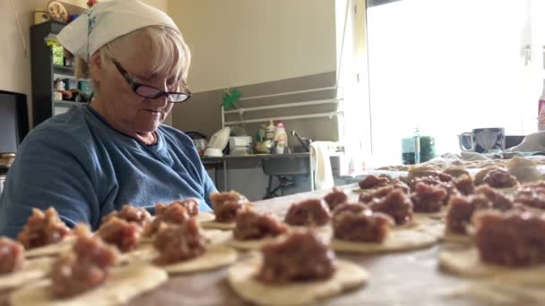 Una Nonna Gentile Una Camicetta Blu Una Sciarpa Bianca Cucina — Video Stock