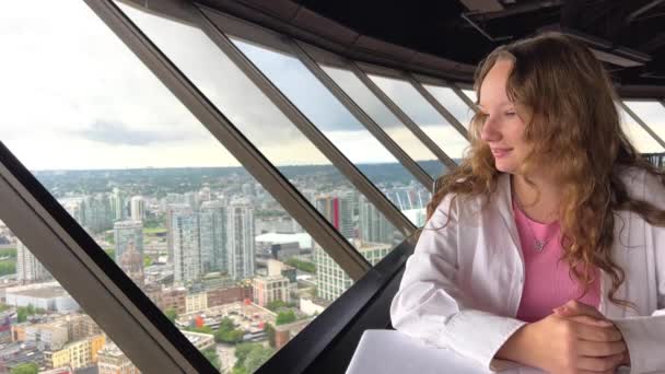 Haut Vancouver Restaurant Tournant Une Jeune Adolescente Chemisier Blanc Regarde — Video