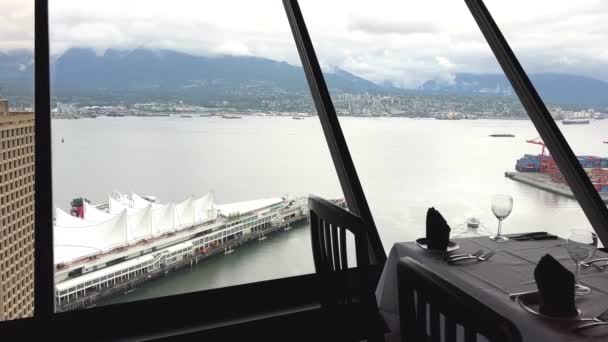 Top Vancouver Revolving Restauracja Widok Okna Oceanu Spokojnego Budynków Białymi — Wideo stockowe