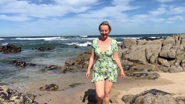 Femme Adulte Robe Courte Sur Mer Une Femme Adulte Avec — Video