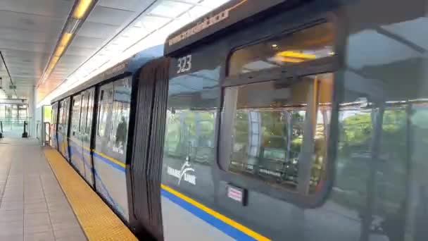 Canada Vancouver Surrey Train Skytrain Stop High Quality Footage — Stok video