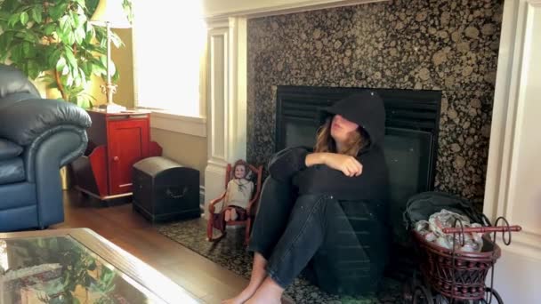 Προσβεβλημένη Έφηβη Που Κάθεται Δίπλα Στο Τζάκι Πόδια Σκυμμένα Και — Αρχείο Βίντεο