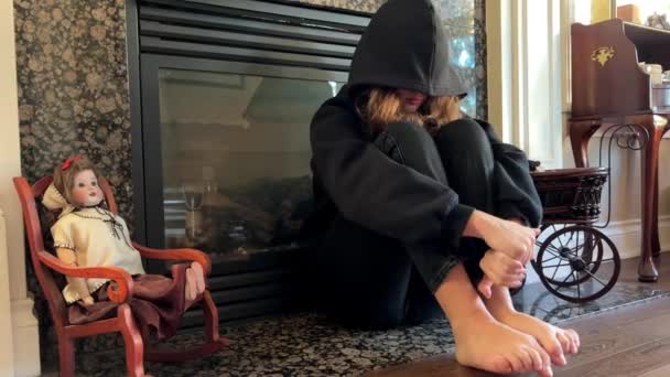 Offended Teenager Teenager Girl Sitting Fireplace Her Legs Bent Her — Vídeo de stock