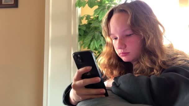 Teenager Sedí Pravém Rohu Dívá Černý Telefon Ona Zaneprázdněn Může — Stock video