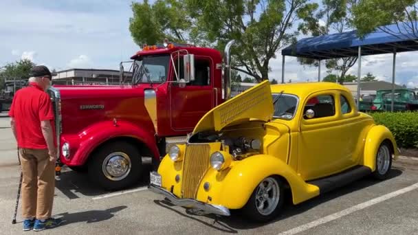 Bright Red Truck Yellow Car Vintage Truck Muzeum Hot Road — Stock video