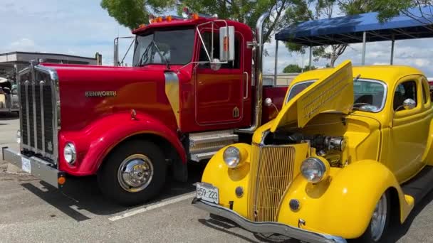 Egy Világos Piros Teherautó Egy Sárga Autó Vintage Teherautó Muzeum — Stock videók