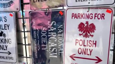 Vancouver yakınlarında eski nadir arabaların sergilendiği klasik kamyon müze ve kamyon sergisi kamera yavaş yavaş ender bulunan zenginlerin hafta sonu rahatlama ve sosyalleşme 09.07.2022 Kanada Surrey 'i gösteriyor.