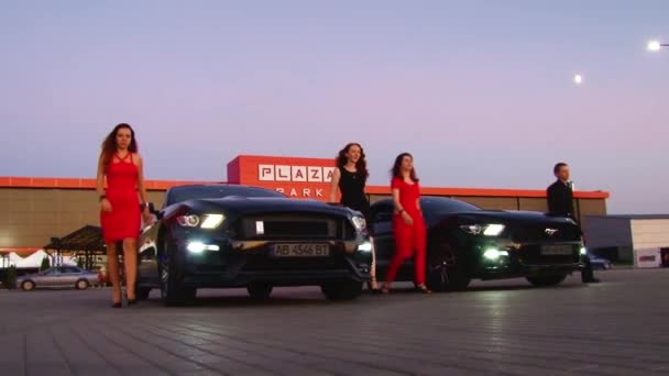 Niñas Vestido Rojo Pie Contra Fondo Coche Jaguar Caminar Contra — Vídeos de Stock