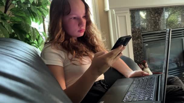 Yazı Yazmak Için Çok Yer Var Çevrimiçi Sarışın Avrupalı Kız — Stok video