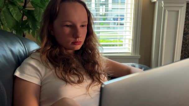 온라인 교육을 발코니에 컴퓨터를 무릎을 있거나 숙제를 시험지를 인쇄하는 모습을 — 비디오
