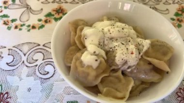 Büyükanne 80 yıldır aşkla köfte hazırlıyor. Ailenin koruyucusu, beyaz bir eşarp takıyor ve mavi bir ceket giyiyor. Mutfakta oturuyor ve meyveli börek ve meyveli börek yapıyor.