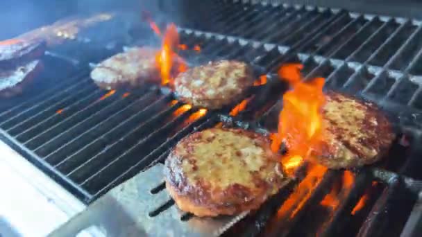 Барбекю Гамбургера Приготовленного Открытом Огне Перевернутого Мясного Фарша Приготовленного Сковороде — стоковое видео