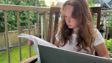 Yazı yazmak için çok yer var. Çevrimiçi, sarışın Avrupalı kız dizlerinin üstüne çöküp balkonda dizlerinin üzerinde oturuyor ya da ödevini yapacağı ders çıktılarını izliyor.