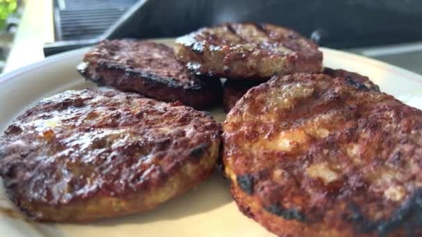 Hamburger Türü Pirzolalar Için Eti Ateşte Kızartılmış Bir Tabak Üzerine — Stok video