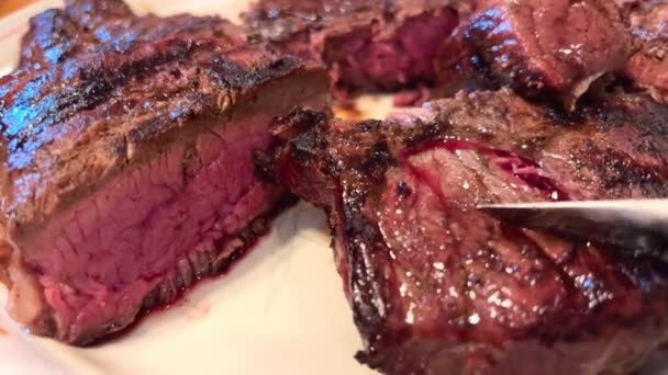 Prato Carne Com Sangue Carne Frita Churrasco Com Uma Faca — Vídeo de Stock