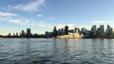 Kanada, yelkenli, turizm merkezi şeklindeki kocaman bir binadır ve Vancouver Kongre Merkezi 'nin doğu kısmında sergi salonları bulunmaktadır..