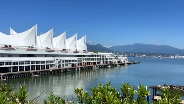 Canada Place Huge Building Shape Sailboat Tourist Center Vancouver Convention — стоковое видео